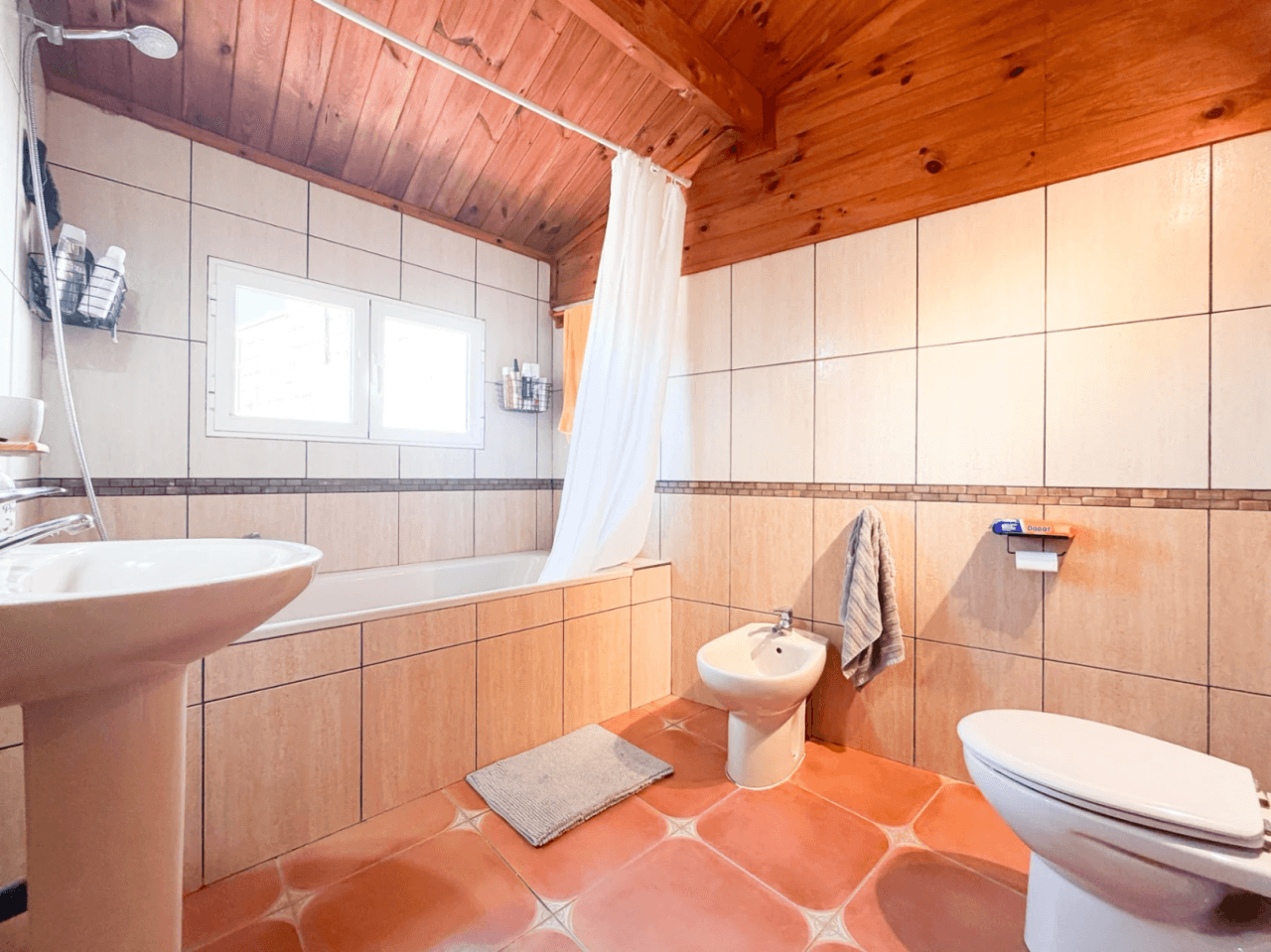 Chalet en venta en Busot, Alicante: 3 dormitorios y jardín.