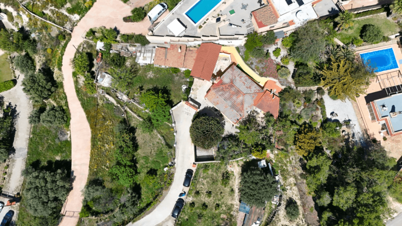 Chalet en venta en Busot, Alicante: 3 dormitorios y jardín.