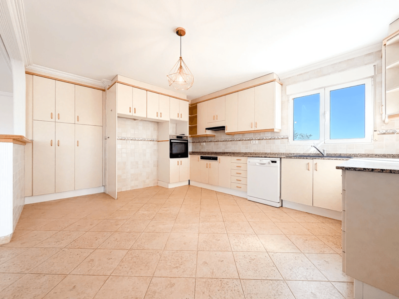 Chalet en venta con 4 habitaciones y piscina en Busot, Alicante.