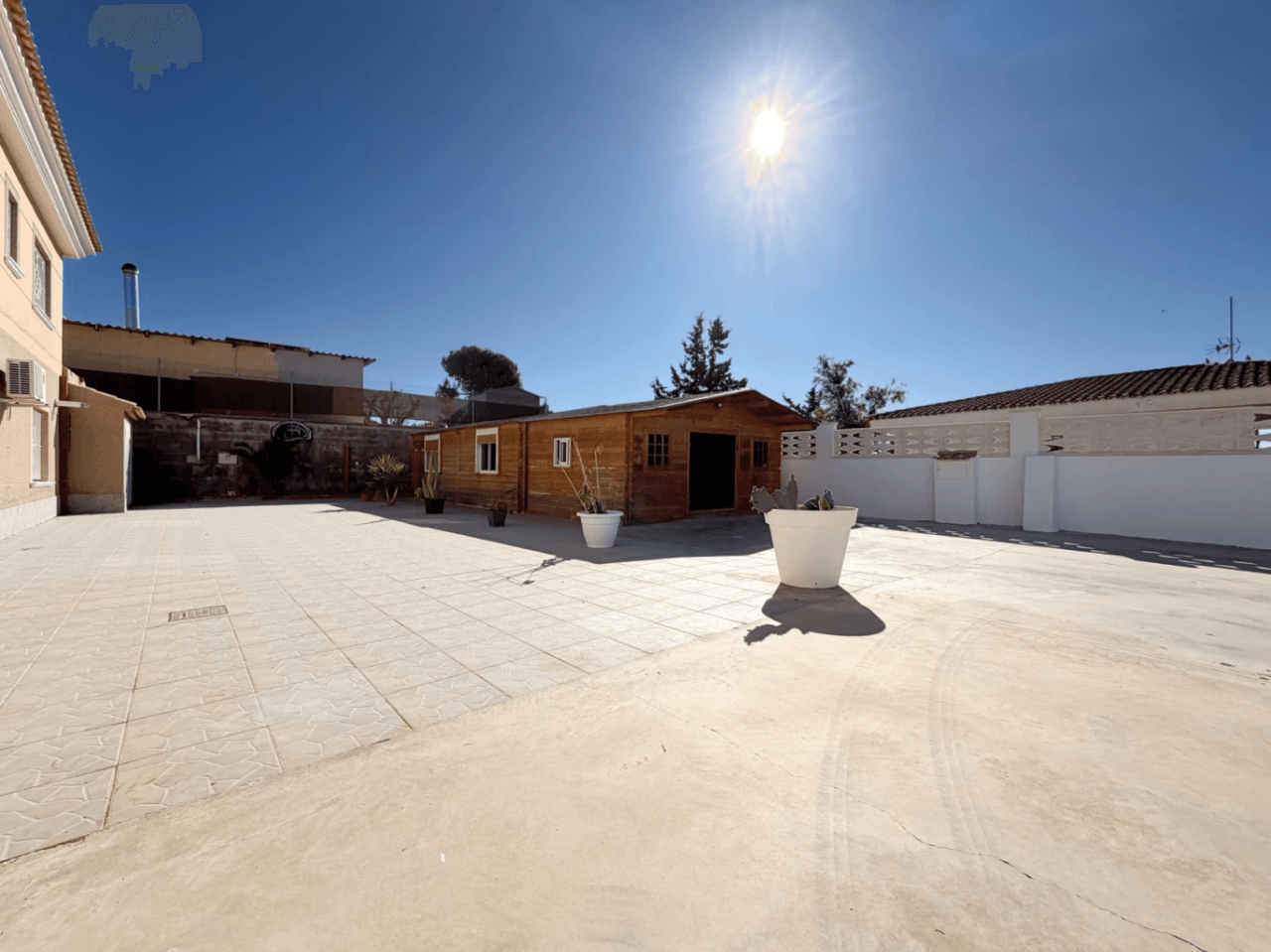 Chalet en venta con 4 habitaciones y piscina en Busot, Alicante.