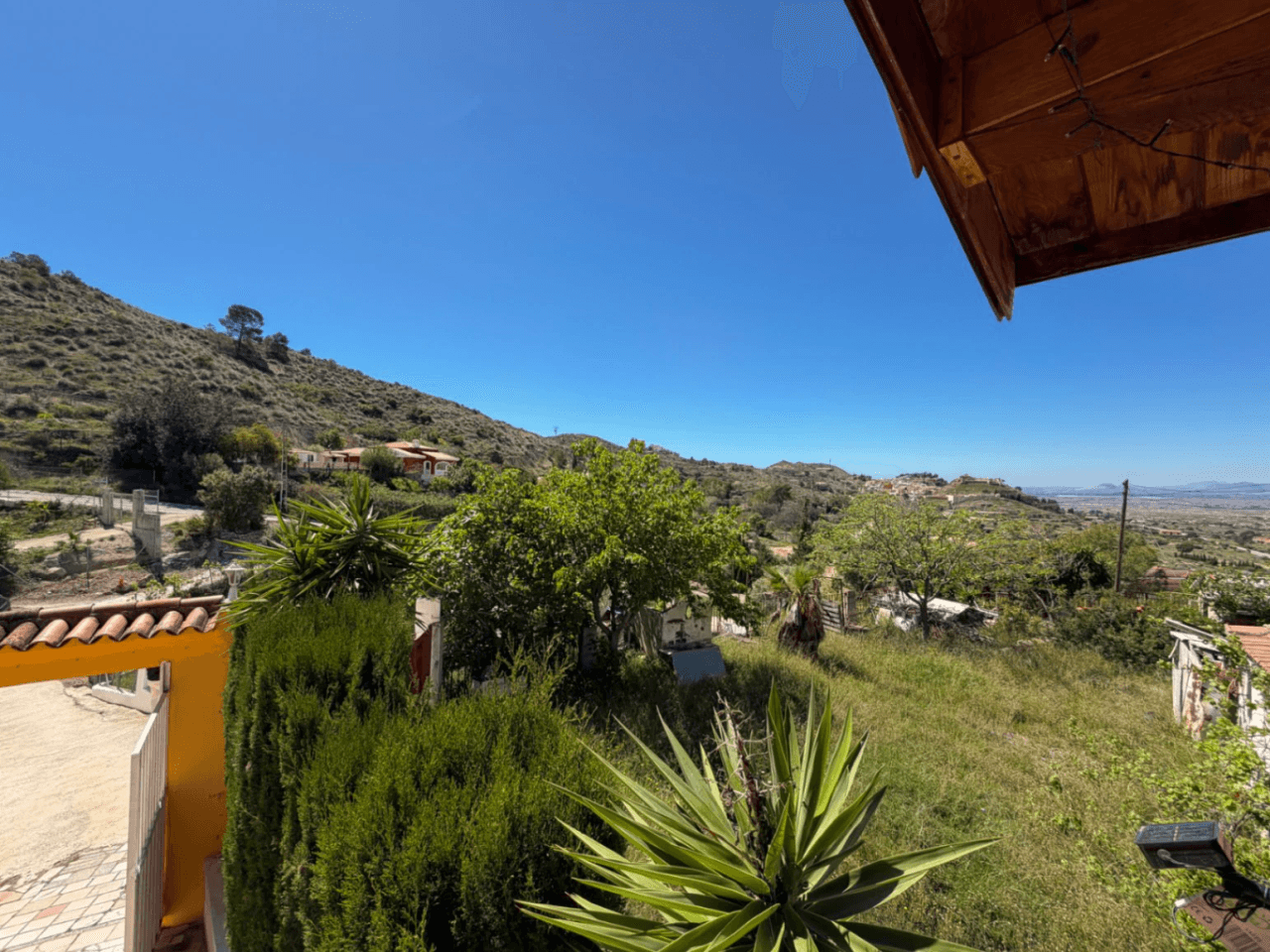 Chalet en venta en Busot, Alicante: 3 dormitorios y jardín.