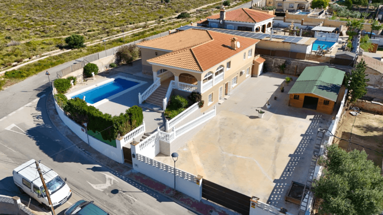 Chalet en venta con 4 habitaciones y piscina en Busot, Alicante.