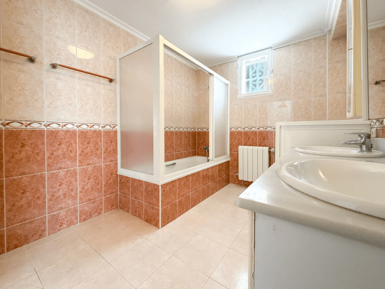 Chalet en venta con 4 habitaciones y piscina en Busot, Alicante.