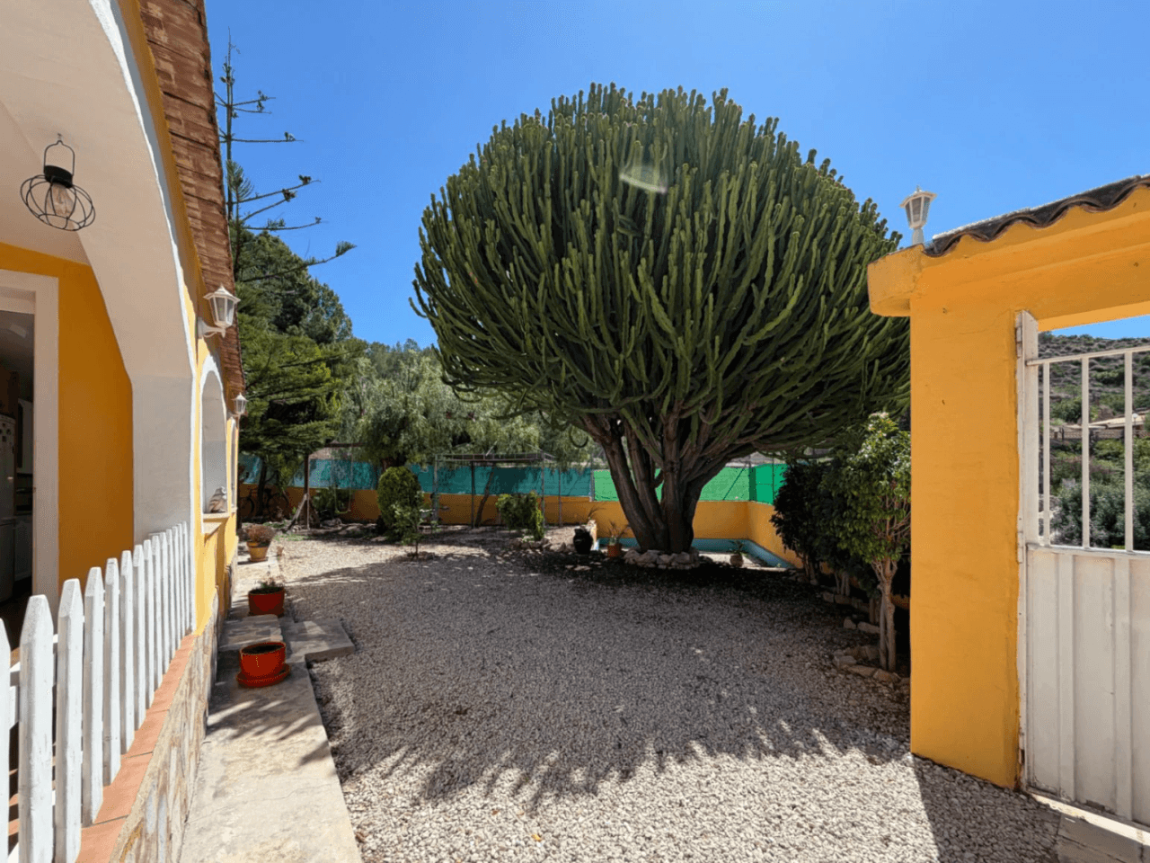 Chalet en venta en Busot, Alicante: 3 dormitorios y jardín.