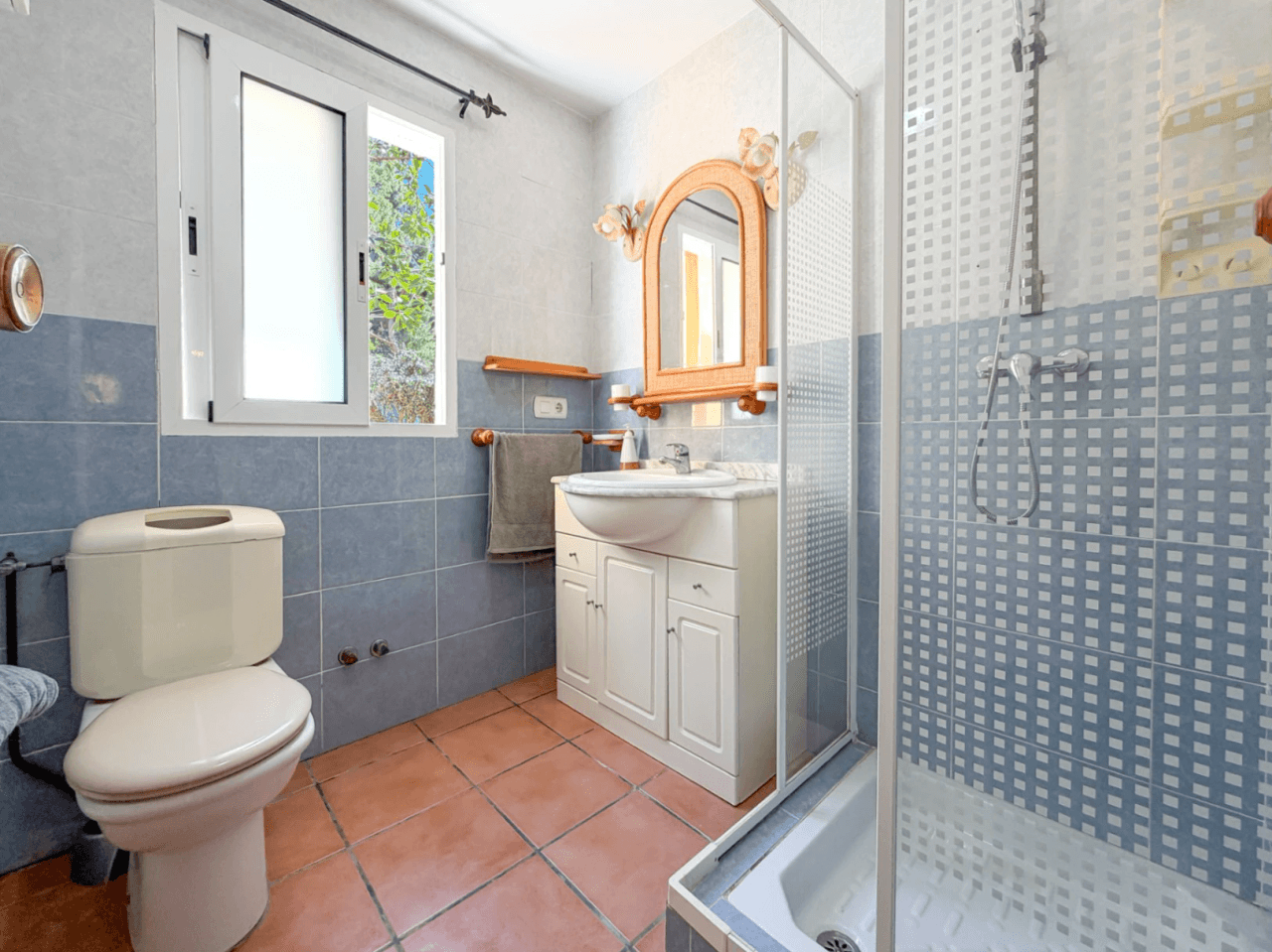 Chalet en venta en Busot, Alicante: 3 dormitorios y jardín.