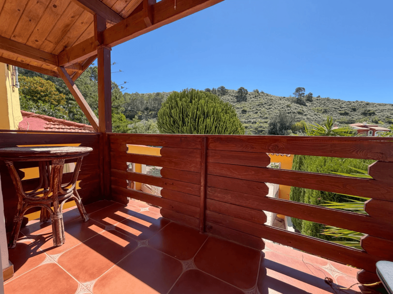 Chalet en venta en Busot, Alicante: 3 dormitorios y jardín.