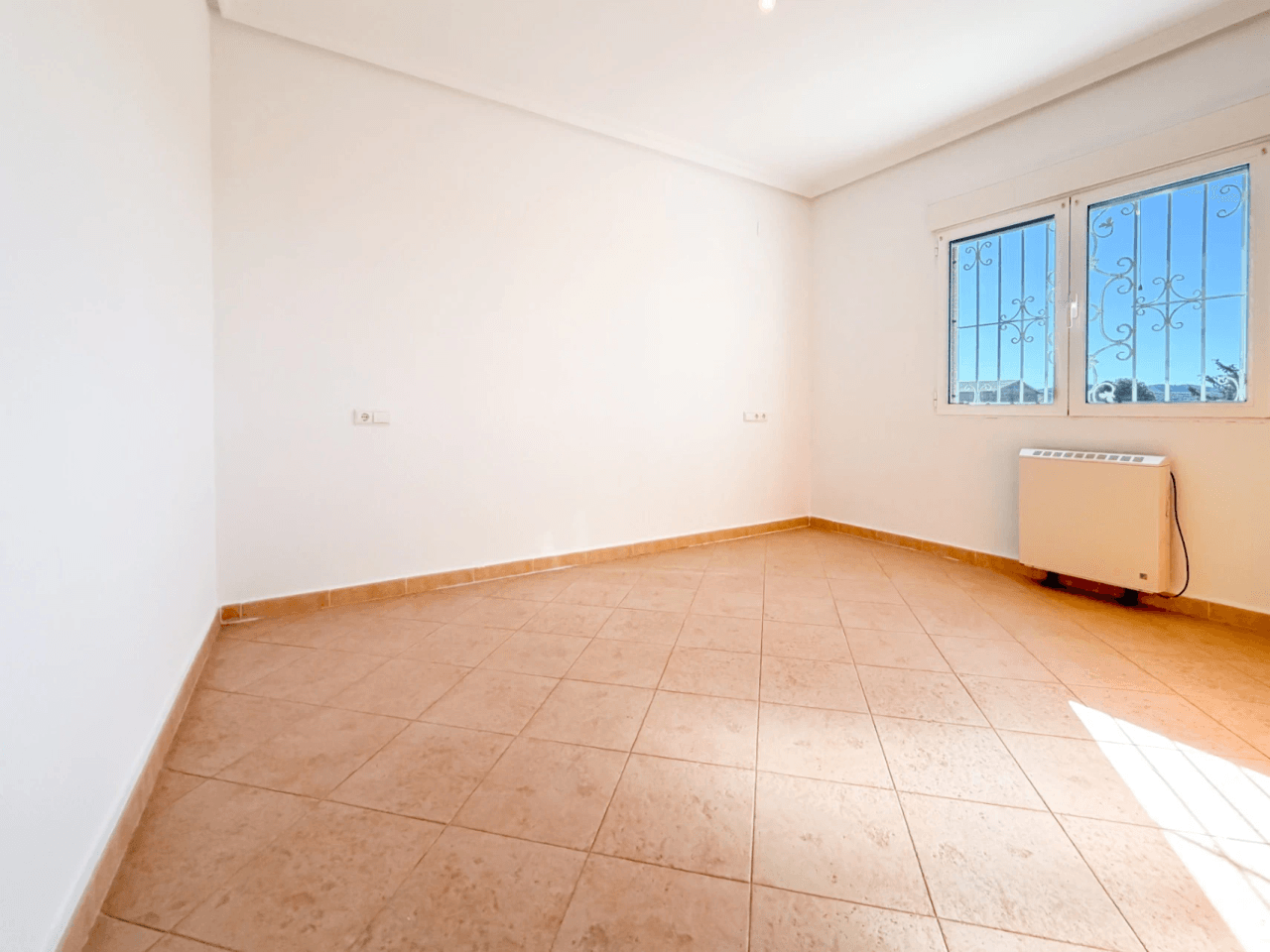 Chalet en venta con 4 habitaciones y piscina en Busot, Alicante.
