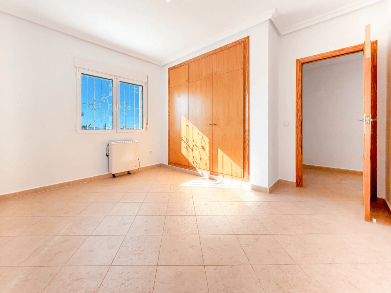 Chalet en venta con 4 habitaciones y piscina en Busot, Alicante.