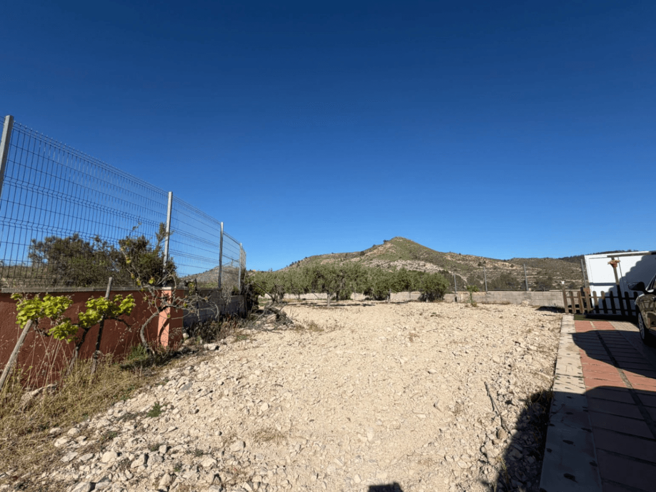 Chalet reformado en Aigües, Alicante: 3 dormitorios y jardín