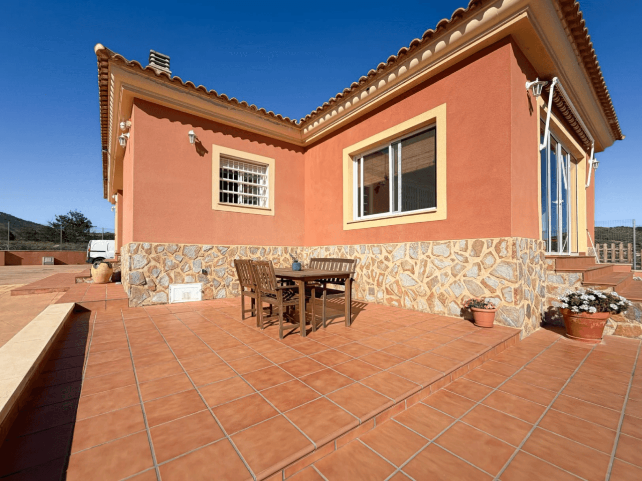 Chalet reformado en Aigües, Alicante: 3 dormitorios y jardín
