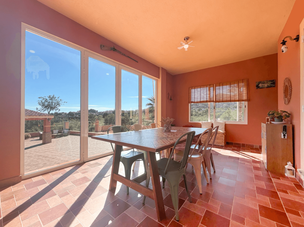 Chalet reformado en Aigües, Alicante: 3 dormitorios y jardín