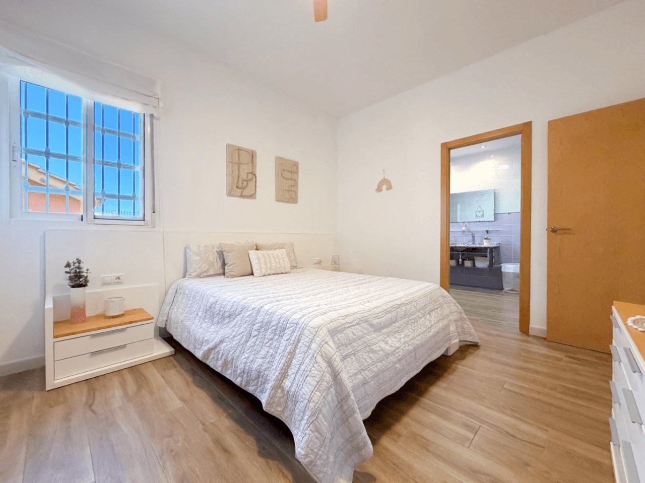 Chalet reformado en Aigües, Alicante: 3 dormitorios y jardín