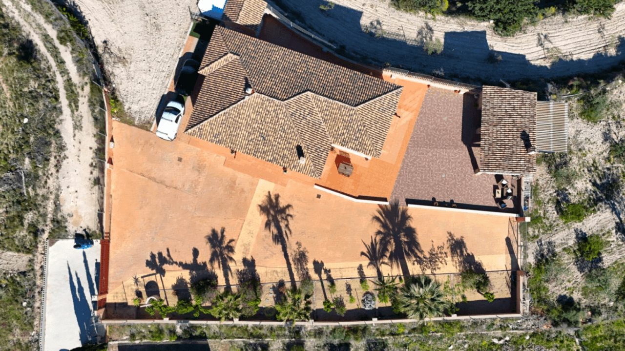 Chalet reformado en Aigües, Alicante: 3 dormitorios y jardín
