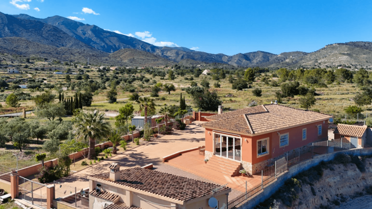 Chalet reformado en Aigües, Alicante: 3 dormitorios y jardín
