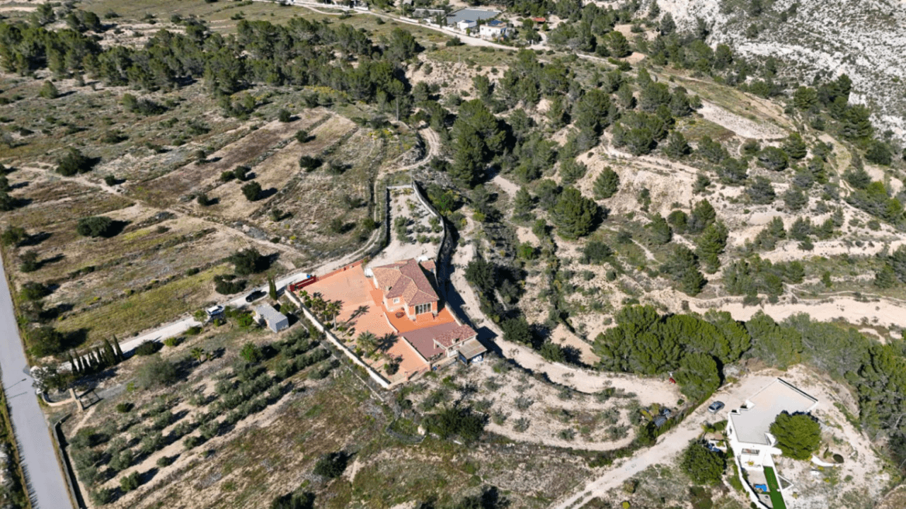 Chalet reformado en Aigües, Alicante: 3 dormitorios y jardín