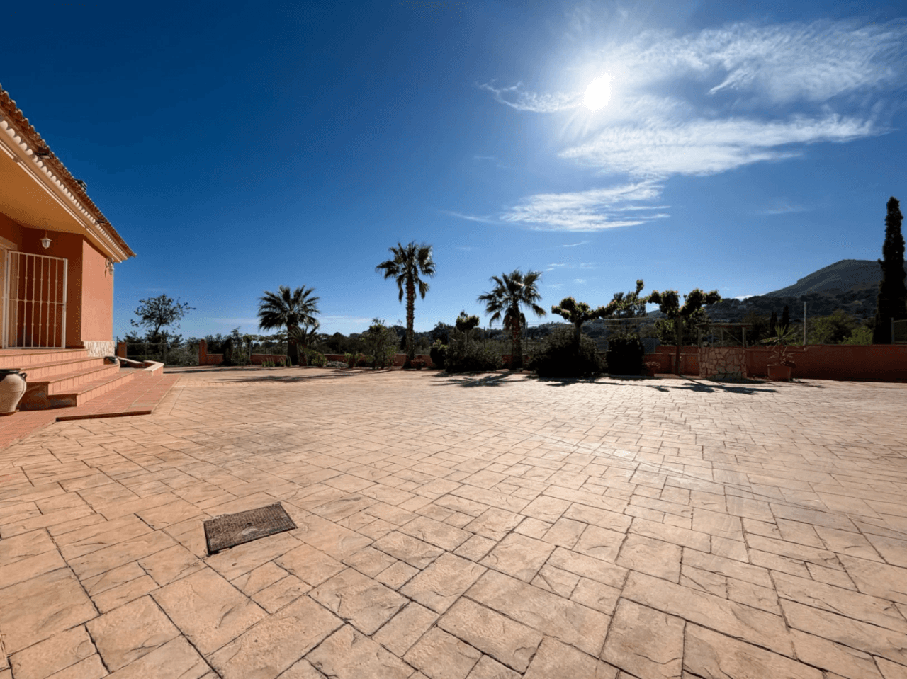 Chalet reformado en Aigües, Alicante: 3 dormitorios y jardín