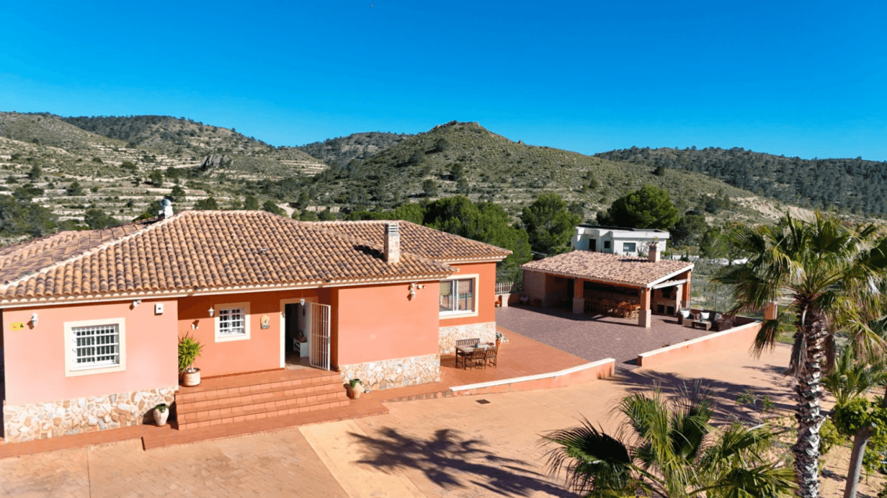 Chalet reformado en Aigües, Alicante: 3 dormitorios y jardín