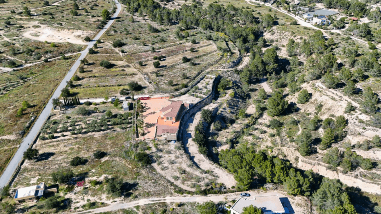 Chalet reformado en Aigües, Alicante: 3 dormitorios y jardín