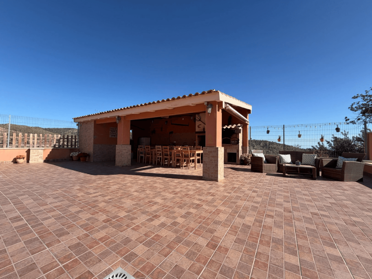 Chalet reformado en Aigües, Alicante: 3 dormitorios y jardín