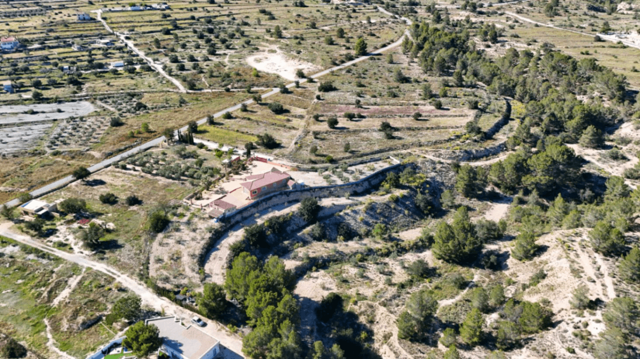 Chalet reformado en Aigües, Alicante: 3 dormitorios y jardín