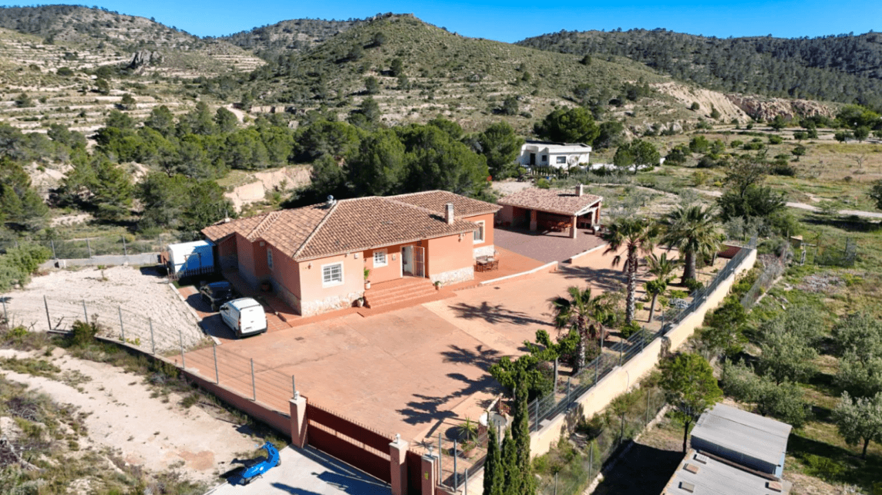 Chalet reformado en Aigües, Alicante: 3 dormitorios y jardín