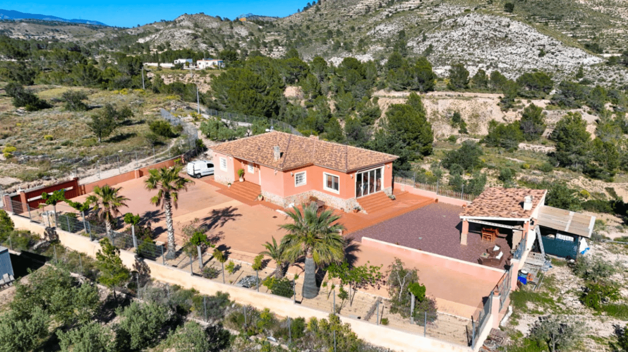 Chalet reformado en Aigües, Alicante: 3 dormitorios y jardín