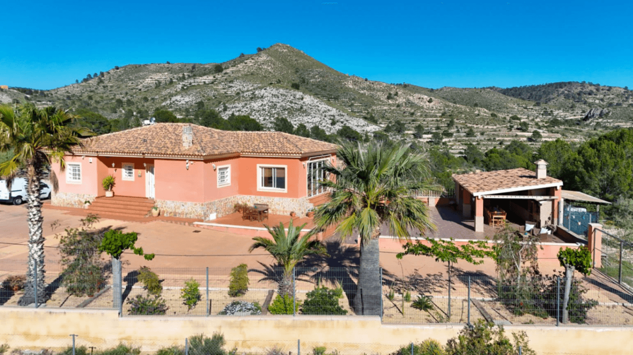 Chalet reformado en Aigües, Alicante: 3 dormitorios y jardín