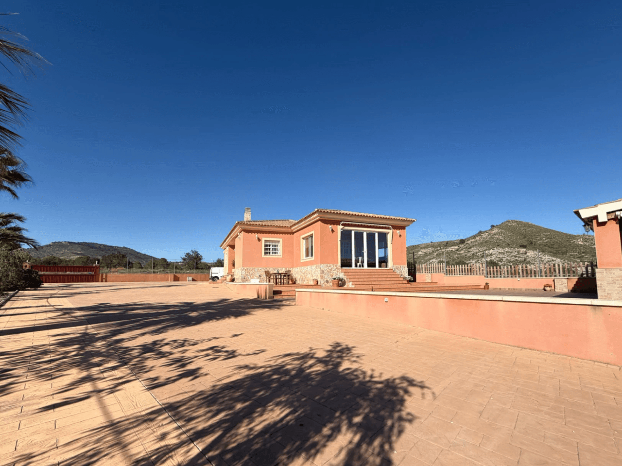 Chalet reformado en Aigües, Alicante: 3 dormitorios y jardín