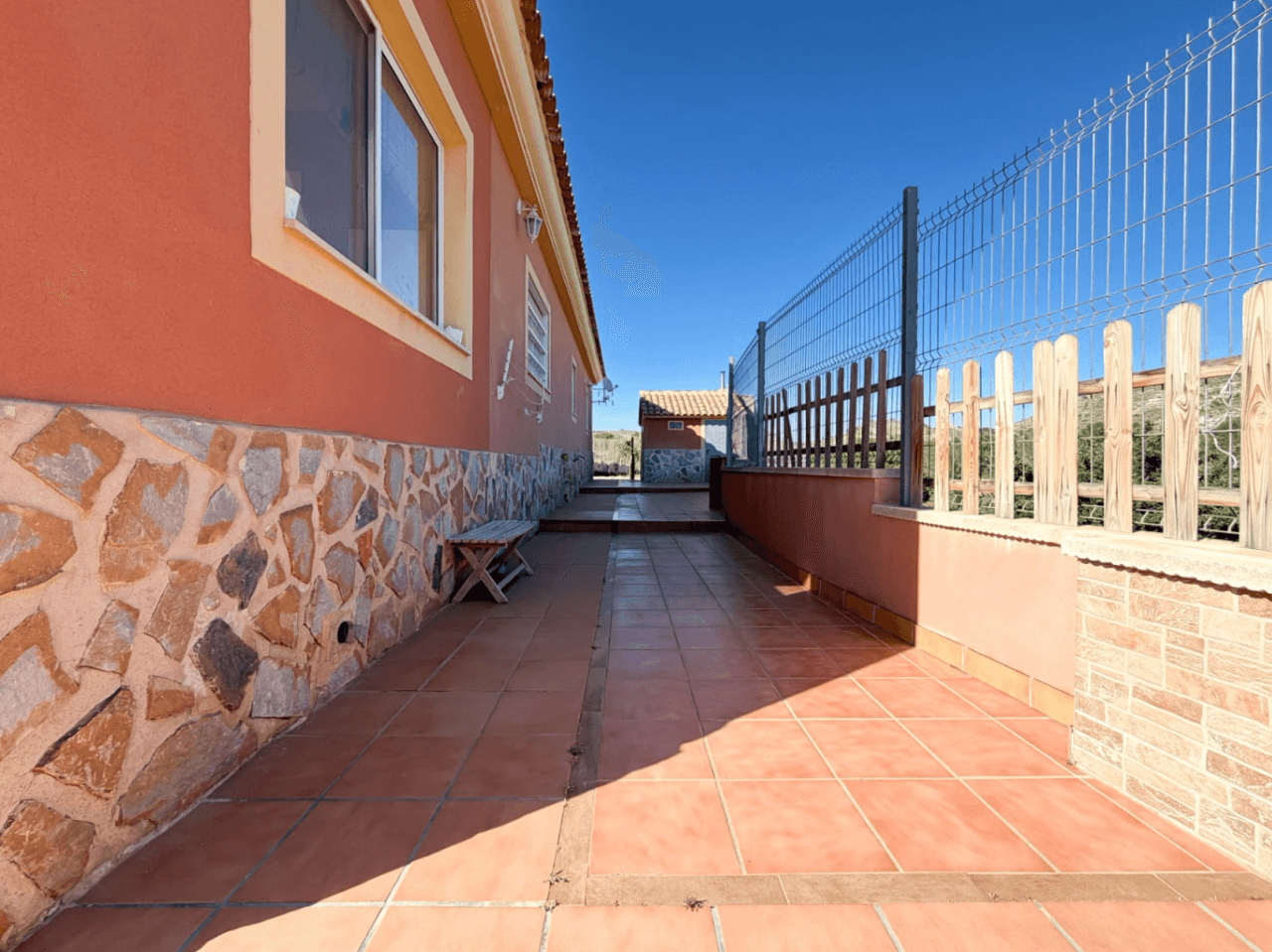 Chalet reformado en Aigües, Alicante: 3 dormitorios y jardín