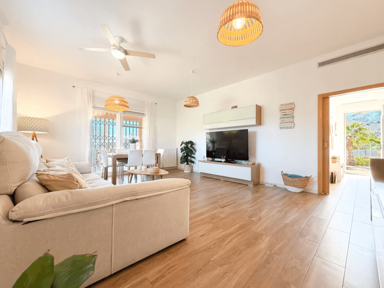 Chalet reformado en Aigües, Alicante: 3 dormitorios y jardín