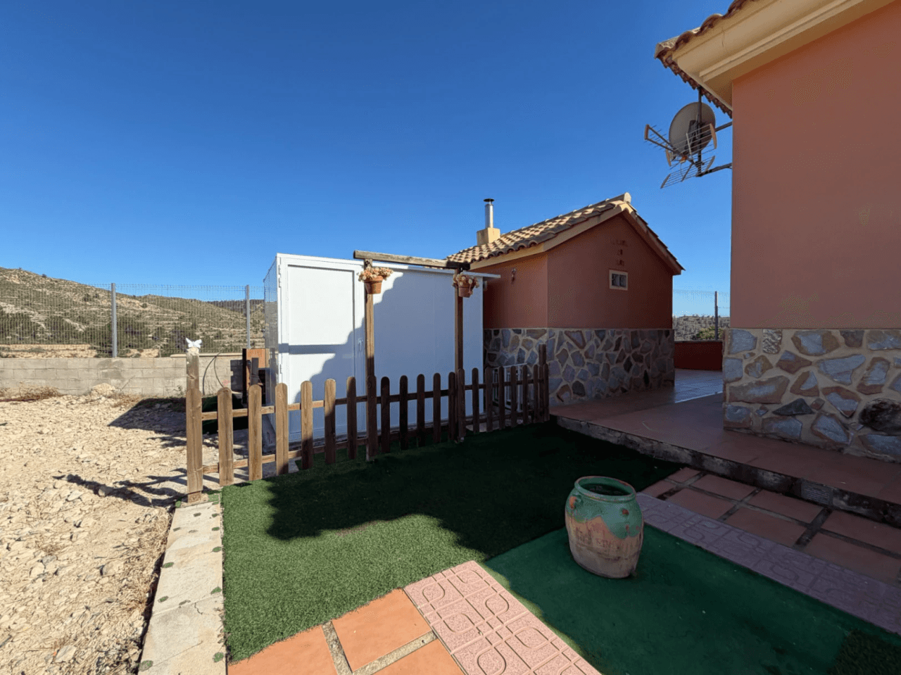Chalet reformado en Aigües, Alicante: 3 dormitorios y jardín