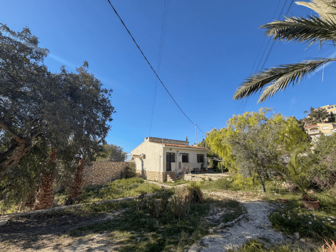 Chalet en venta en Coveta Fuma, El Campello - 3 habitaciones y piscina privada