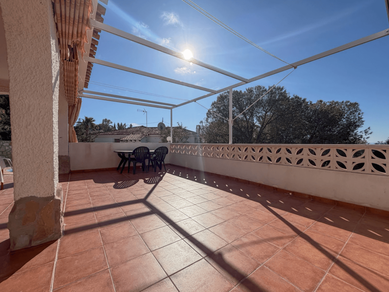 Chalet en venta en Coveta Fuma, El Campello - 3 habitaciones y piscina privada