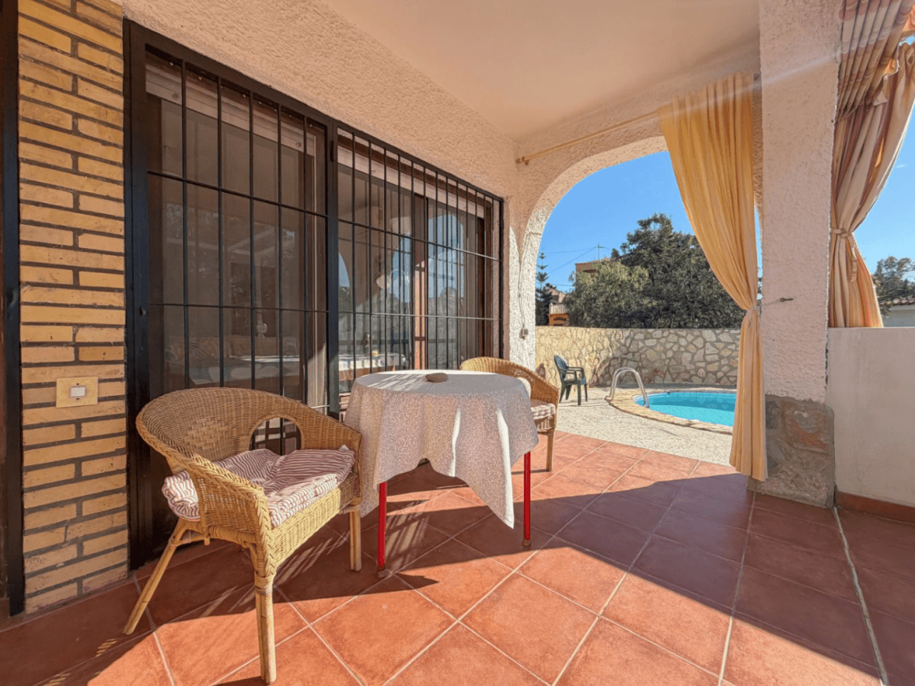 Chalet en venta en Coveta Fuma, El Campello - 3 habitaciones y piscina privada