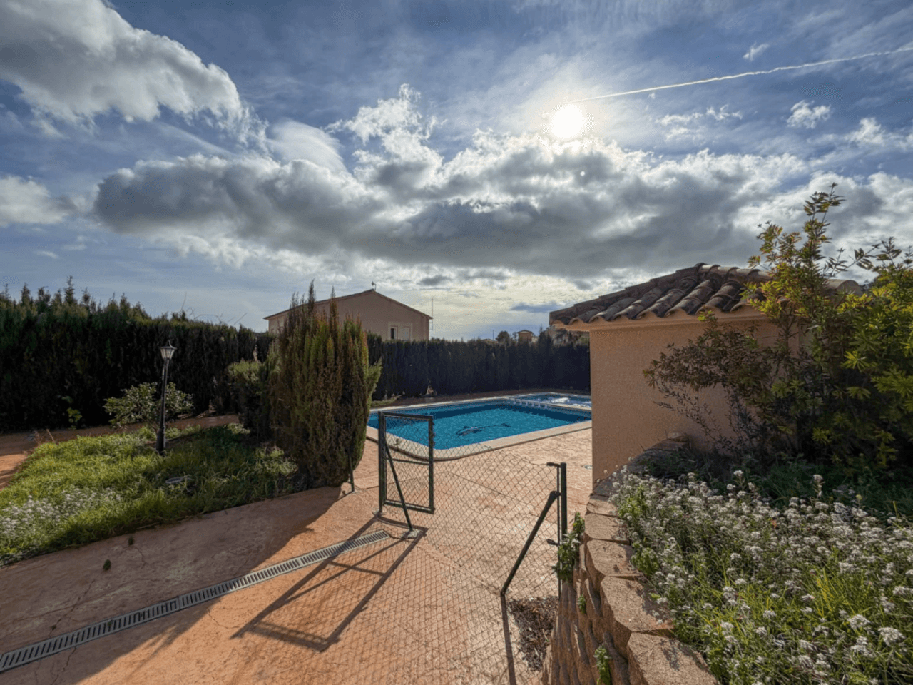 Bungalow zu verkaufen in Aigües mit 3 Schlafzimmern und Gemeinschaftspool.