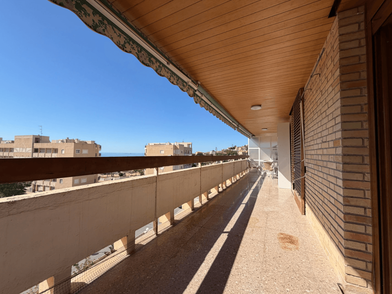 Apartamento reformado de 2 dormitorios en El Campello en alquiler.