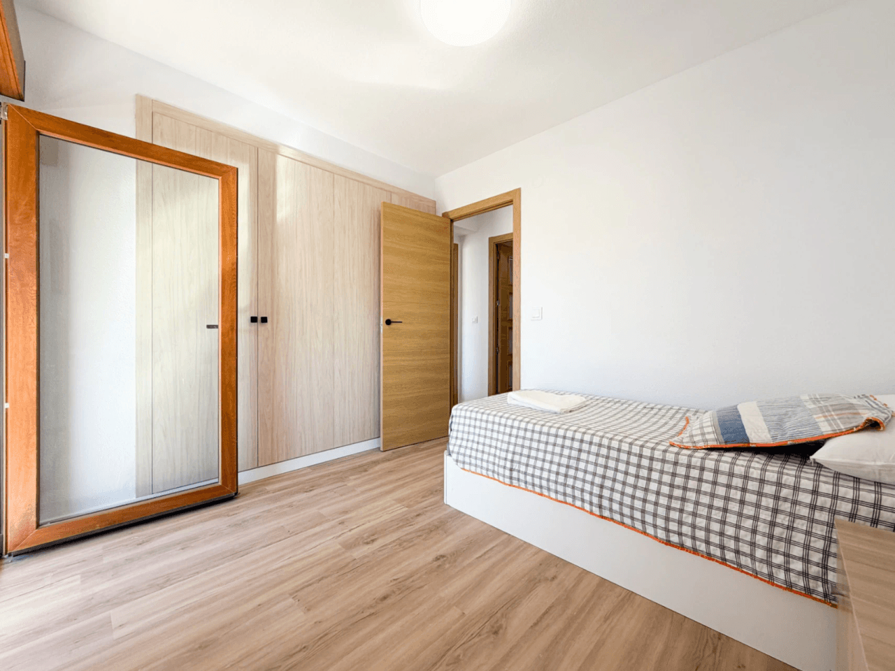 Apartamento reformado de 2 dormitorios en El Campello en alquiler.