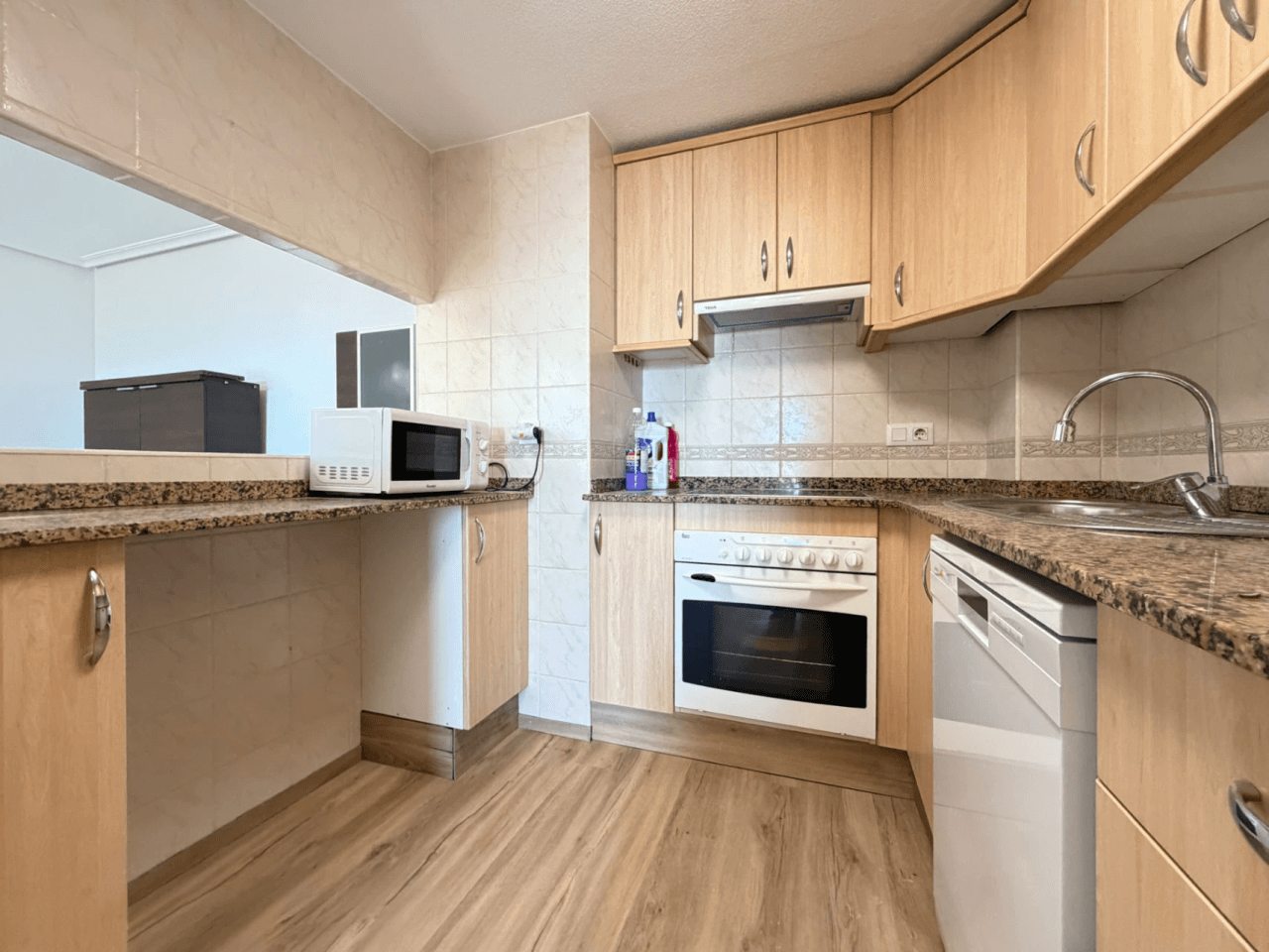 Apartamento reformado de 2 dormitorios en El Campello en alquiler.