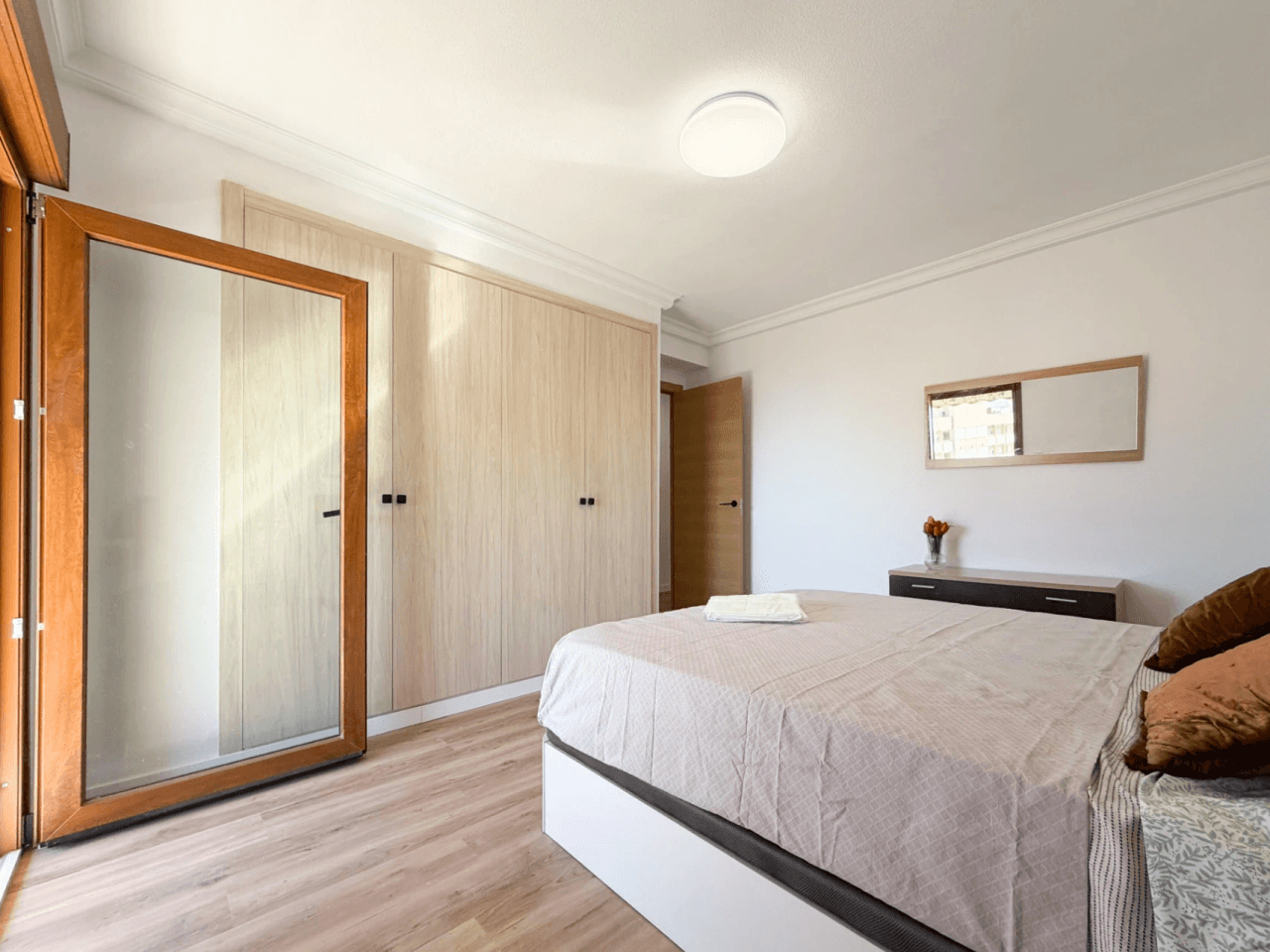 Apartamento reformado de 2 dormitorios en El Campello en alquiler.