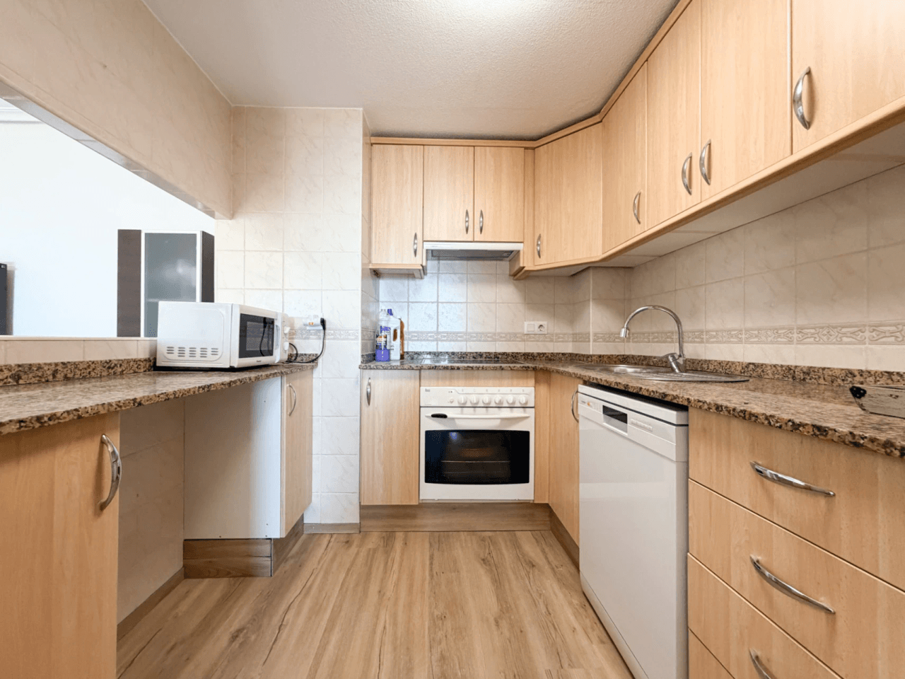 Apartamento reformado de 2 dormitorios en El Campello en alquiler.