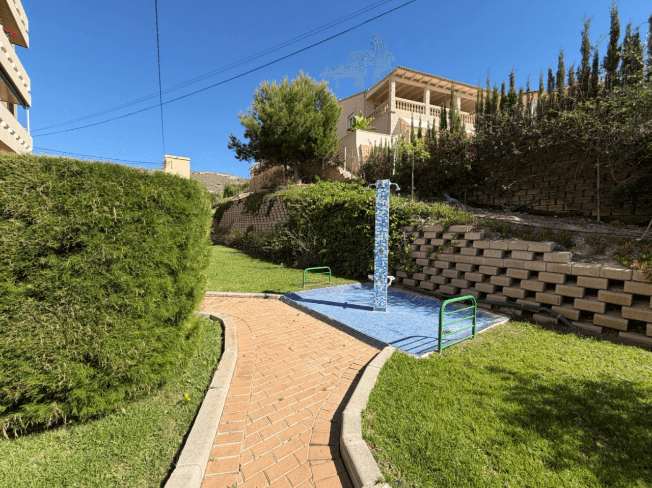 Apartamento reformado de 2 dormitorios en El Campello en alquiler.