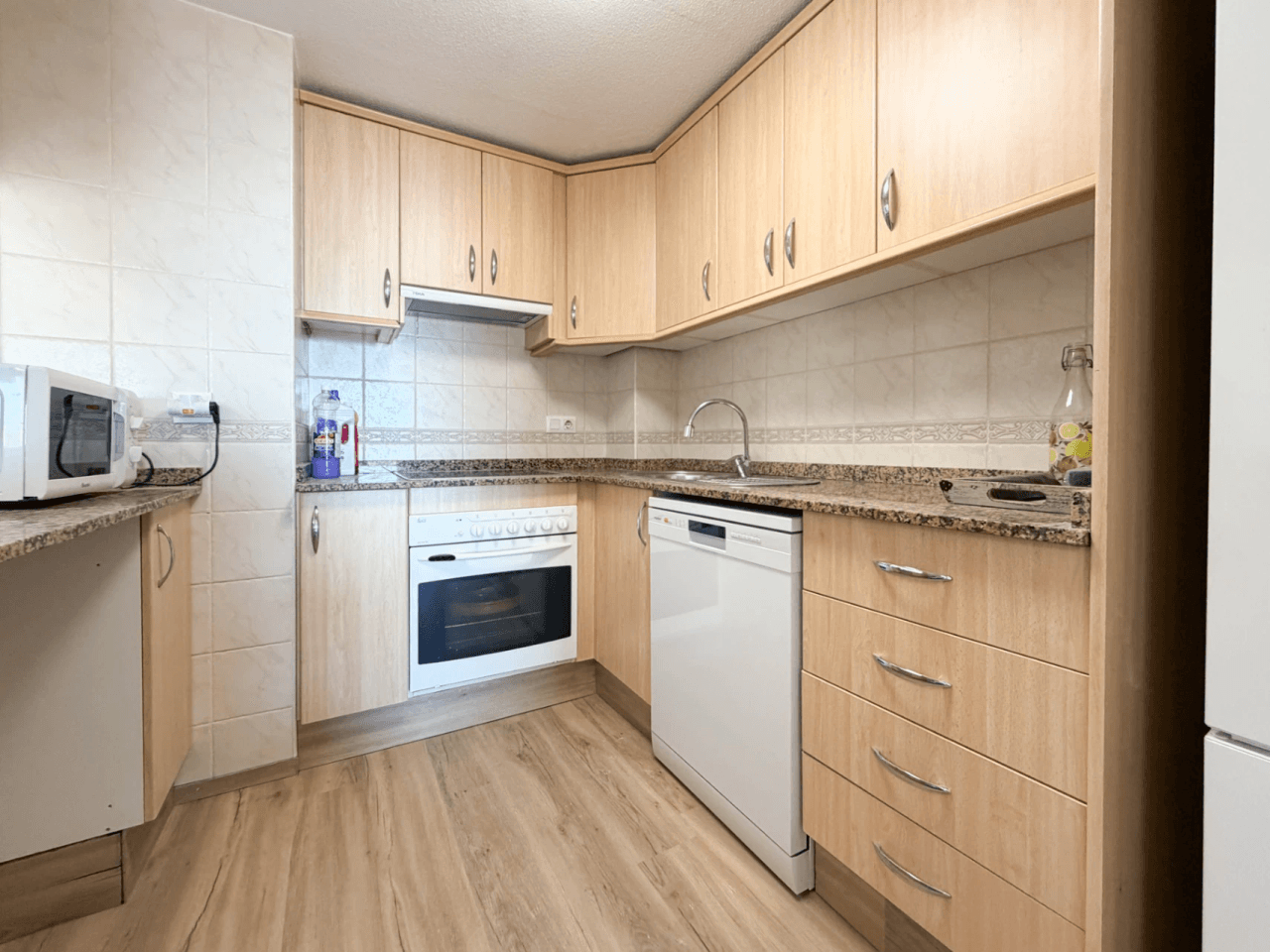 Apartamento reformado de 2 dormitorios en El Campello en alquiler.