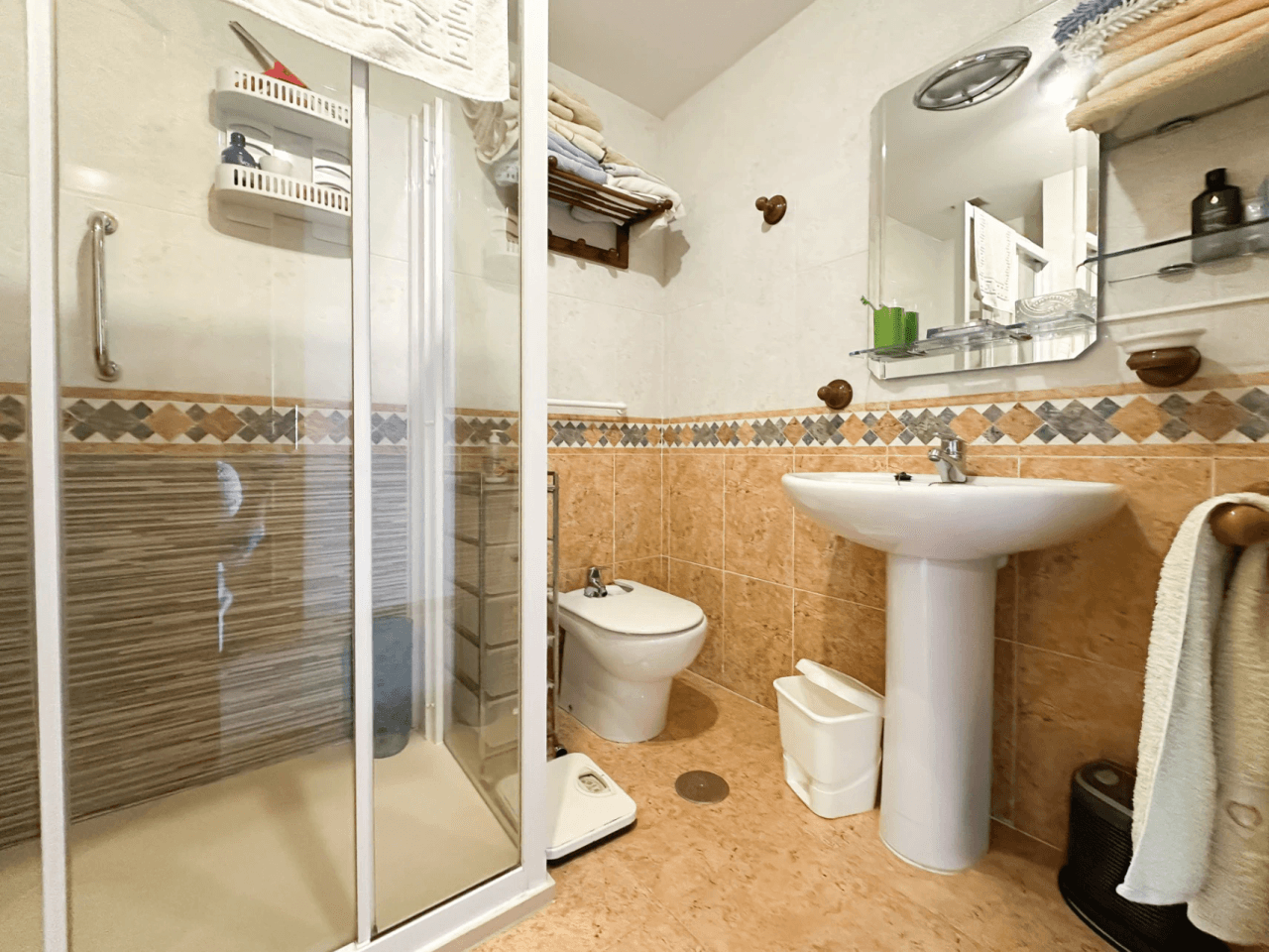 Apartamento con terraza, parking y gran potencial en Campello Playa